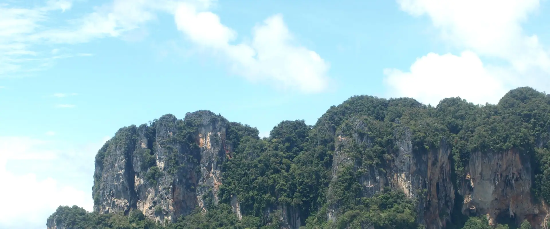 falaises calcaires couvertes de végétation plongeant dans la mer, à Railay, province de Krabi