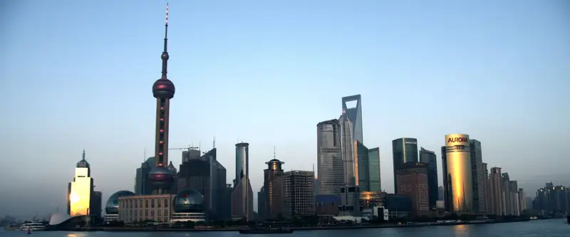 les tours de Pudong vues depuis la rive du Huangpu, à Shanghai